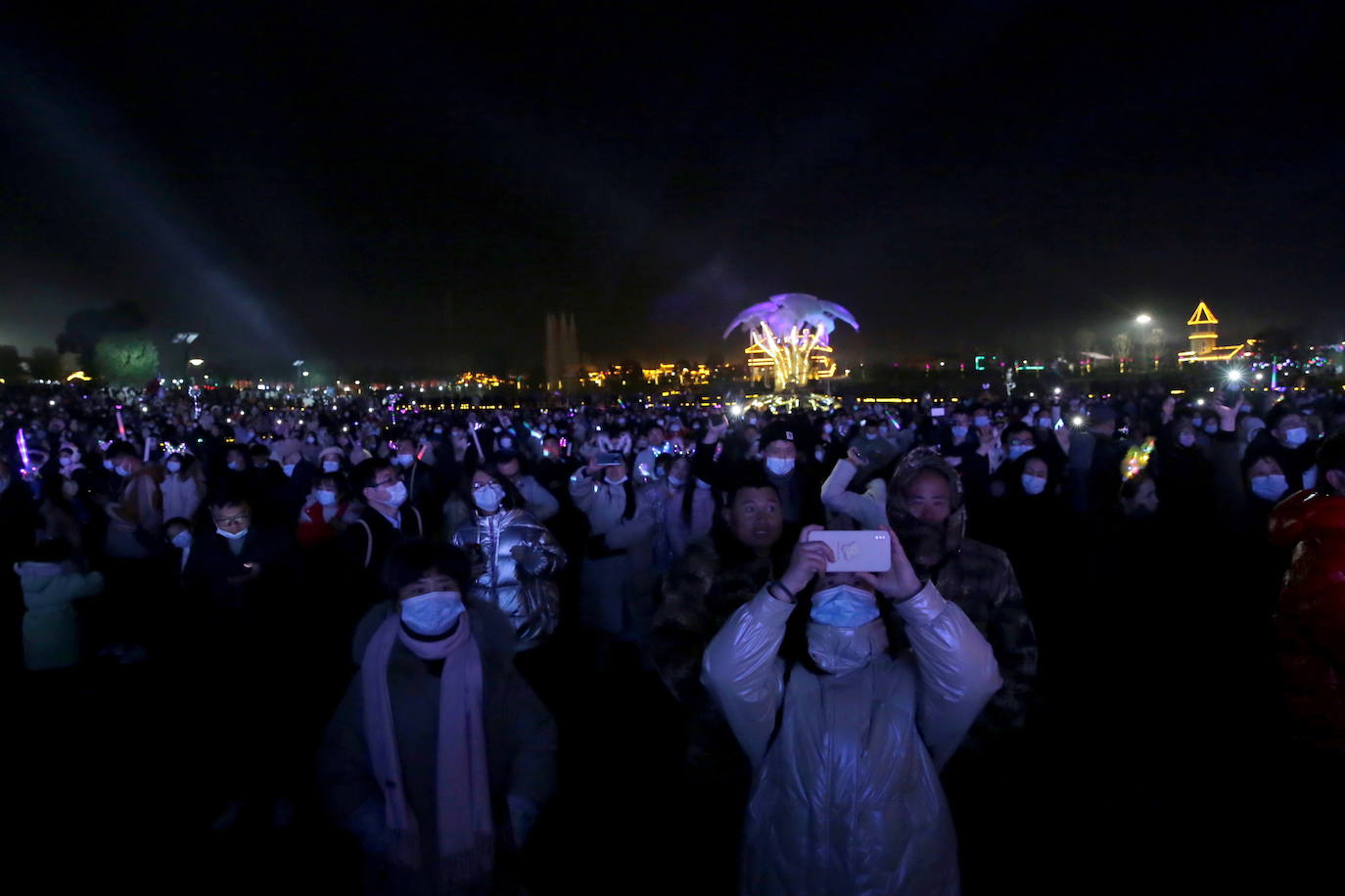 Insólito lo que ocurría esta pasada Nochevieja: todo el mundo con medidas de confinamiento para evitar las fiestas de final de año y Wuhan, la ciudad china desde la que se expandió el coronavirus, de fiesta multitudinaria. Las imágenes recuerdan a las celebraciones que hasta hace un año se podían celebrar en cualquier rincón del planeta, hasta que una infección «de origen desconocido» salió de Wuhan para revertir por completo la concepción de 'normalidad'. Oficialmente, en un año, Wuhan ha pasado de detectar los primeros casos de coronavirus a celebrar, con alguna que otra mascarilla y sin distanciamiento social, la despedida al 2020, el año más triste.