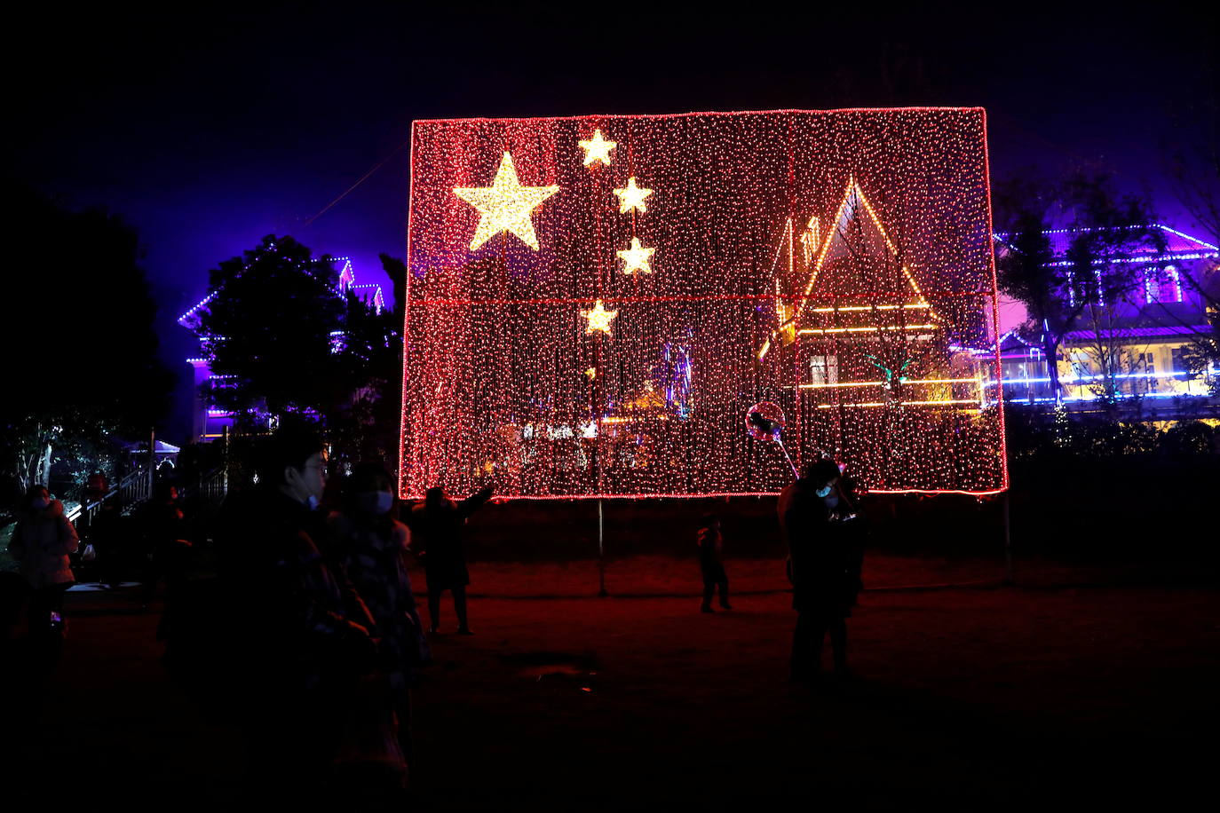 Insólito lo que ocurría esta pasada Nochevieja: todo el mundo con medidas de confinamiento para evitar las fiestas de final de año y Wuhan, la ciudad china desde la que se expandió el coronavirus, de fiesta multitudinaria. Las imágenes recuerdan a las celebraciones que hasta hace un año se podían celebrar en cualquier rincón del planeta, hasta que una infección «de origen desconocido» salió de Wuhan para revertir por completo la concepción de 'normalidad'. Oficialmente, en un año, Wuhan ha pasado de detectar los primeros casos de coronavirus a celebrar, con alguna que otra mascarilla y sin distanciamiento social, la despedida al 2020, el año más triste.