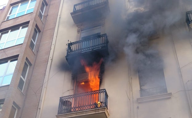 Una anciana y un joven resultan intoxicados por humo en un incendio en Valencia