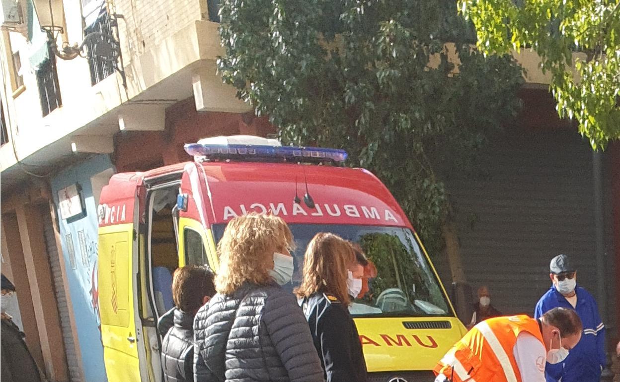 Los sanitarios junto a los vecinos que practicaron maniobras de reanimación a la víctima. 