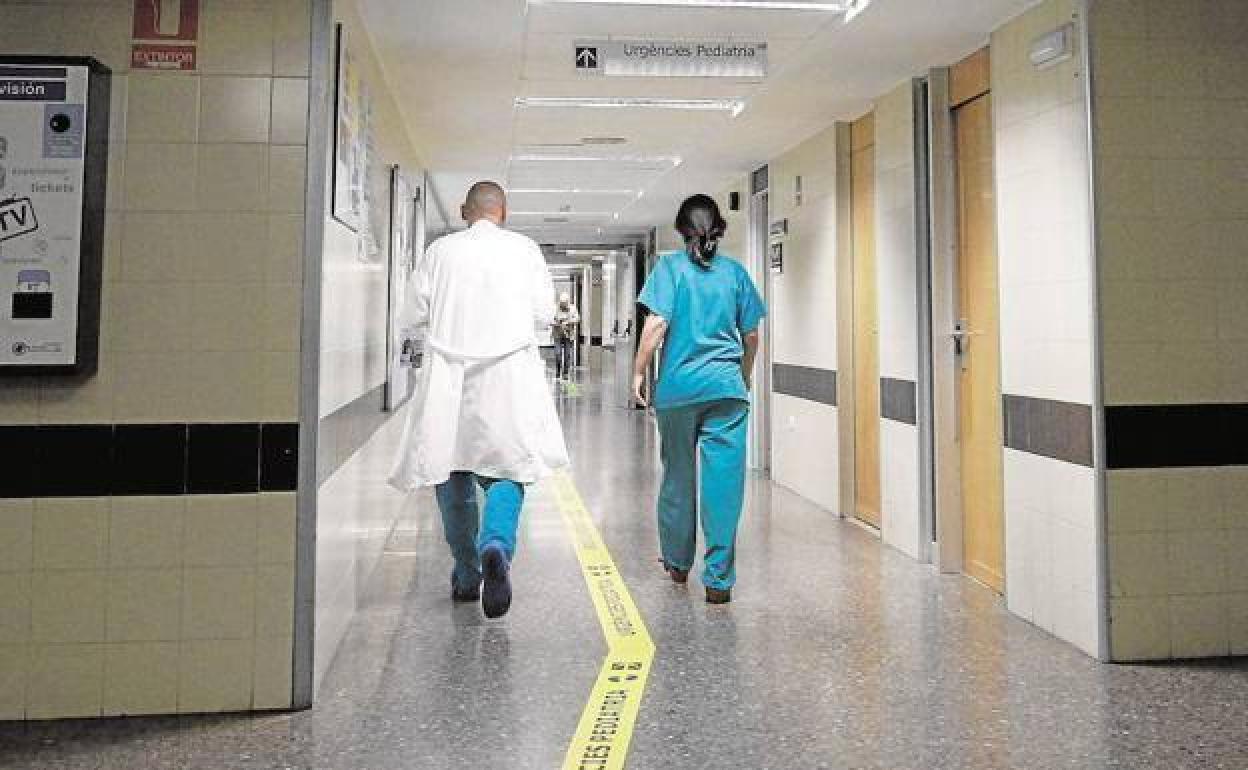 Personal médico en uno de los pasillos del Hospital Clínico Universitario de Valencia