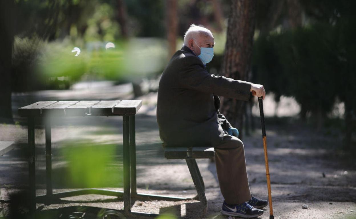 Persona mayor en un parque, durante la desescalada.