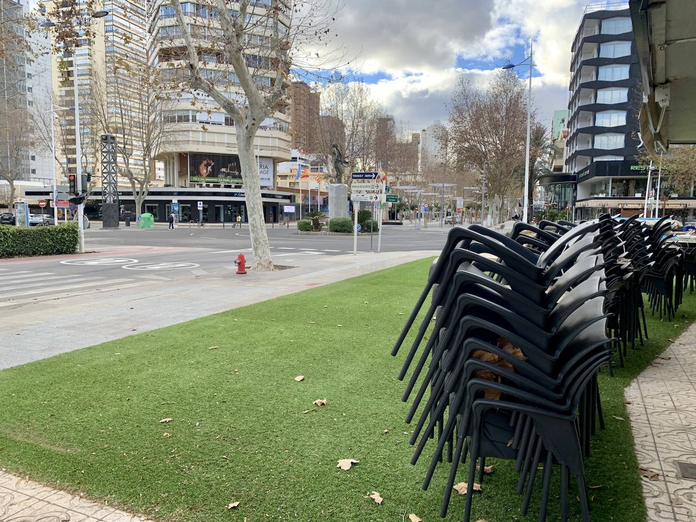 Locales cerrados ante la falta de turistas, este sábado en Benidorm.