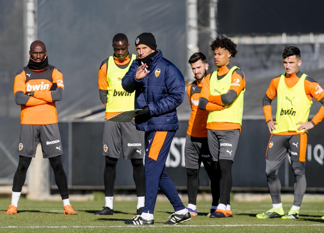 Javi Gracia da instrucciones a su plantilla ayer durante el entrenamiento del Valencia. vcf