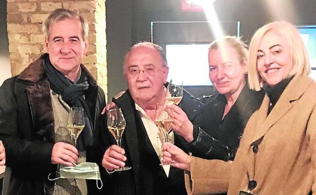 Imagen principal - Carlos Salazar, Antonio Puebla, Verónica Montijano y Julia Pérez Broseta. / Marta de Diego, con sus hijas Cayetana y Casilda y su nieta Cayetana. / Carlos Alcón con su padre, Rafa Alcón, celebrando el fin de año en familia.