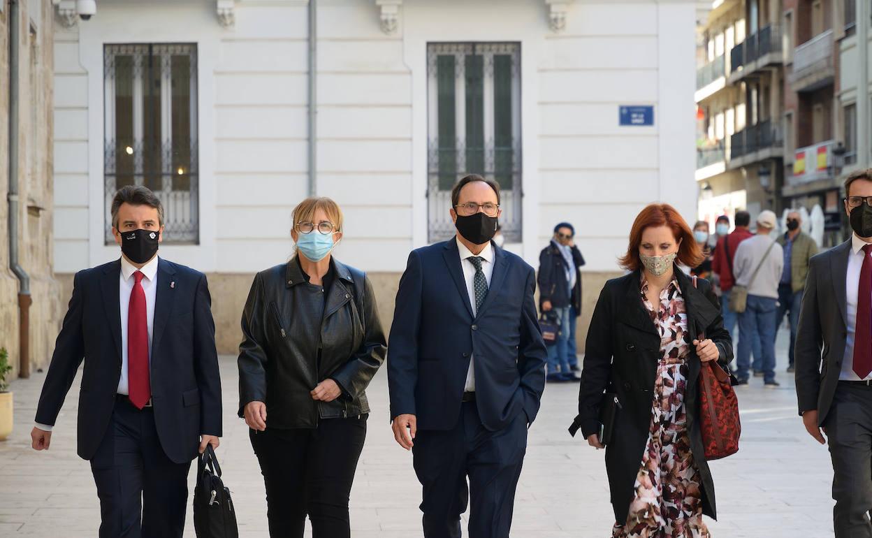 El conseller de Hacienda, Vicent Soler (d) junto a la subsecretaria Cristina Moreno, y el secretario autonómico, Francesc Gamero. 