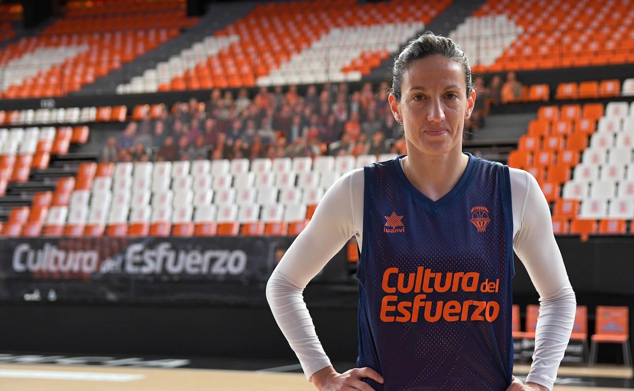 Maria Pina posa en la Fonteta tras su regreso.