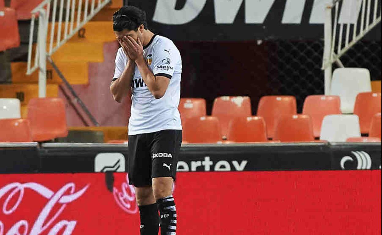 Carlos Soler se lamenta por una ocasión perdida.