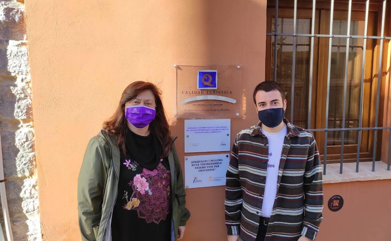 La alcaldesa y el concejal junto al distintivo Q de Calidad Turística que luce el Museo Cassoleria