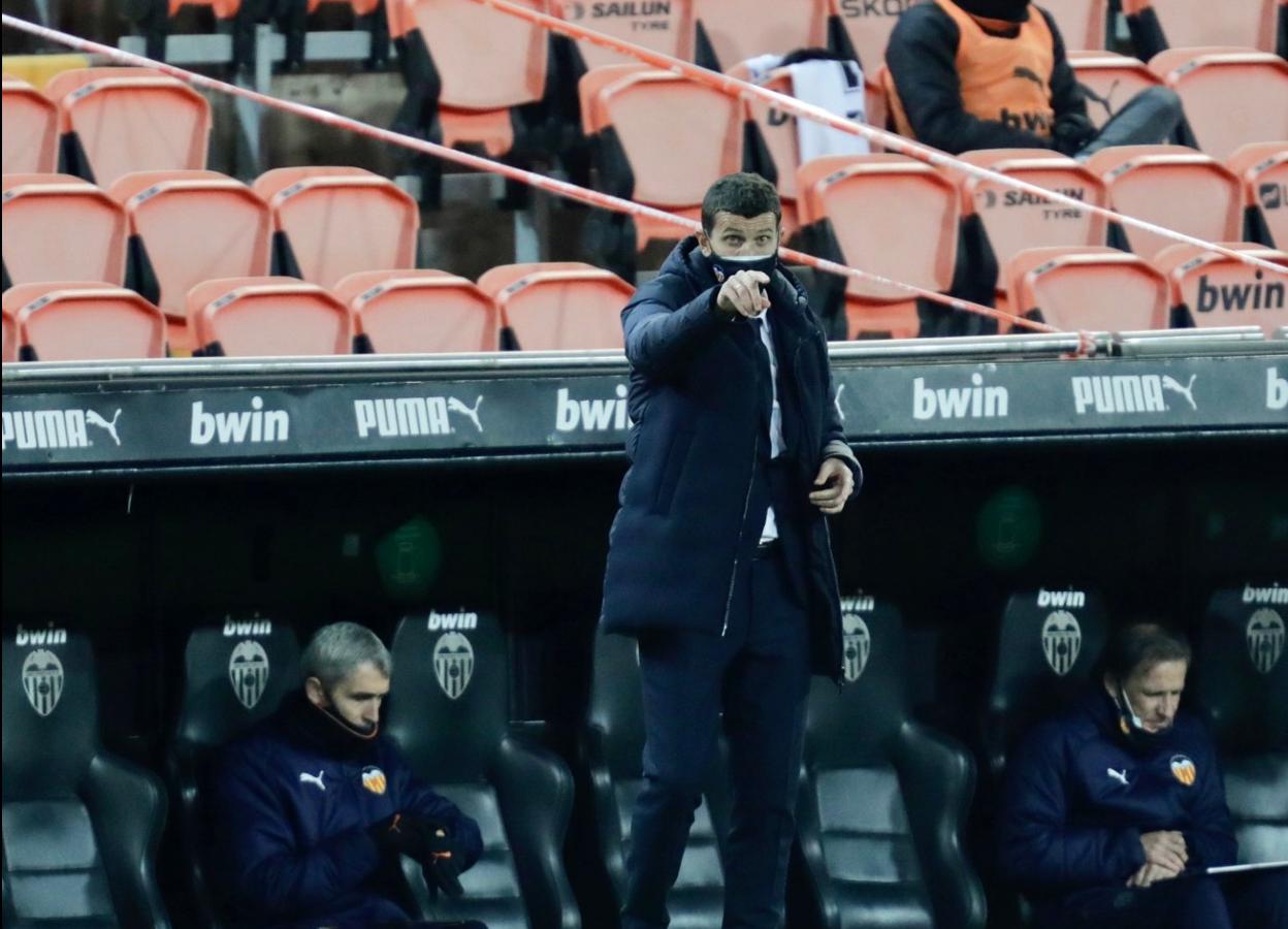 Javi Gracia, inquieto en la banda durante el partido de ayer en Mestalla frente al Cádiz en el primer duelo de 2021. IRENE MARSILLA