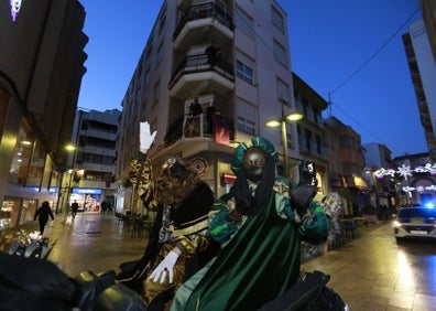 Imagen secundaria 1 - Sus Majestades de Oriente con la alcaldesa, paseando por Gandia y en el helicóptero. 