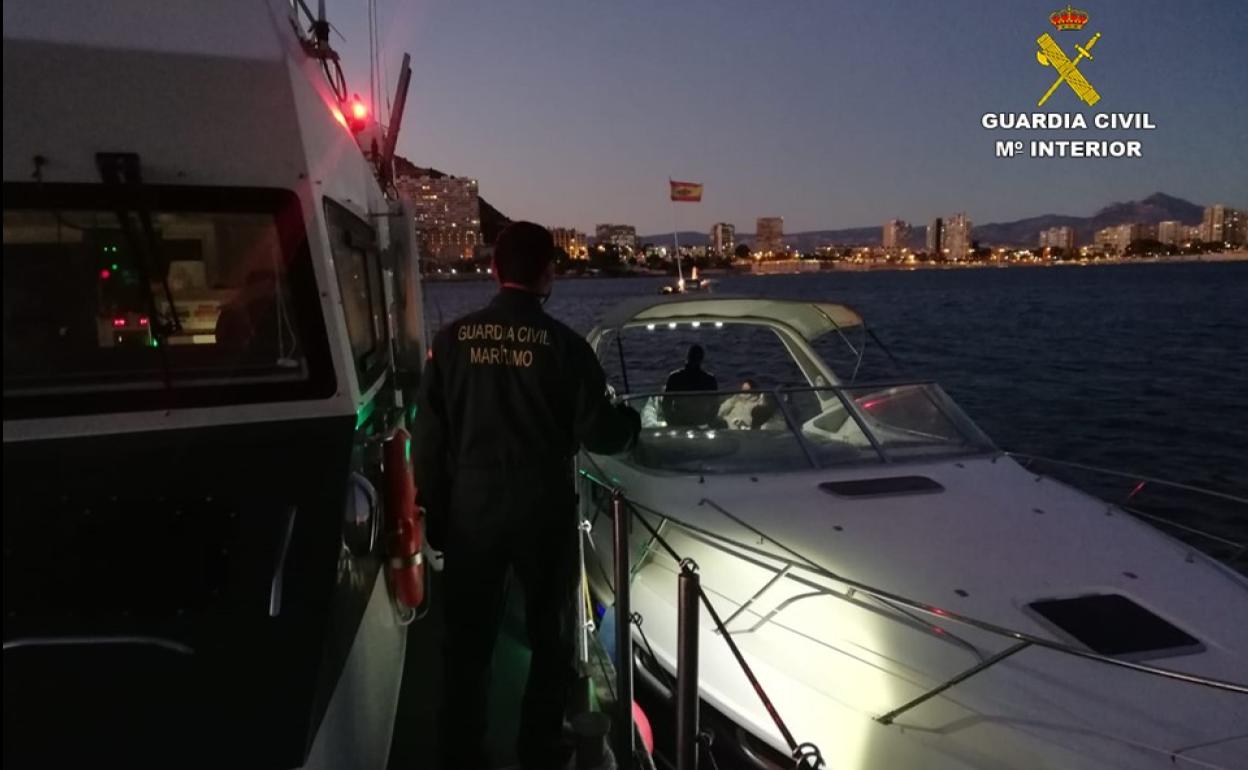 Fiestas en Alicante | La Guardia Civil descubre una fiesta celebrada en dos yates en la playa de la Albufereta