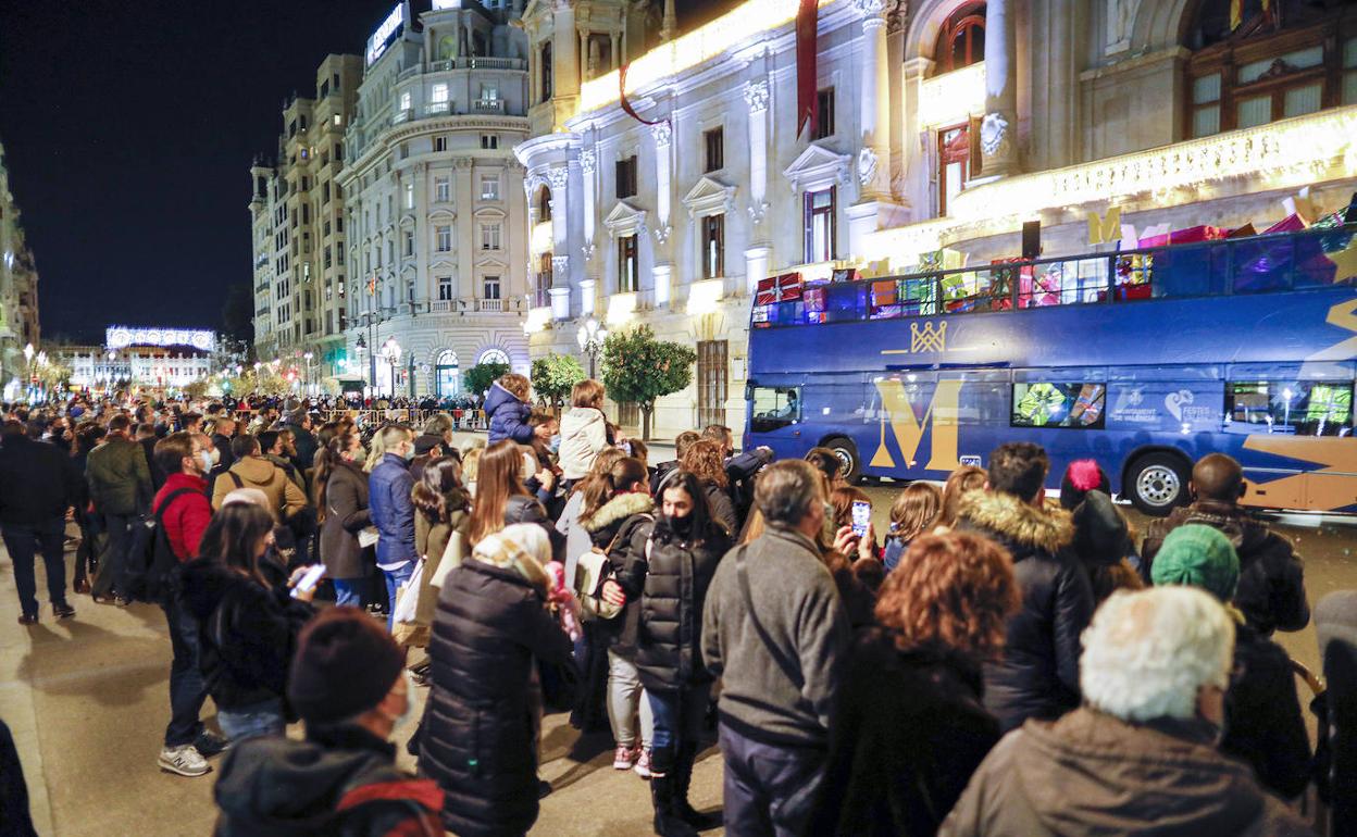 Cientos de personas esperan a los Reyes el pasado martes. 