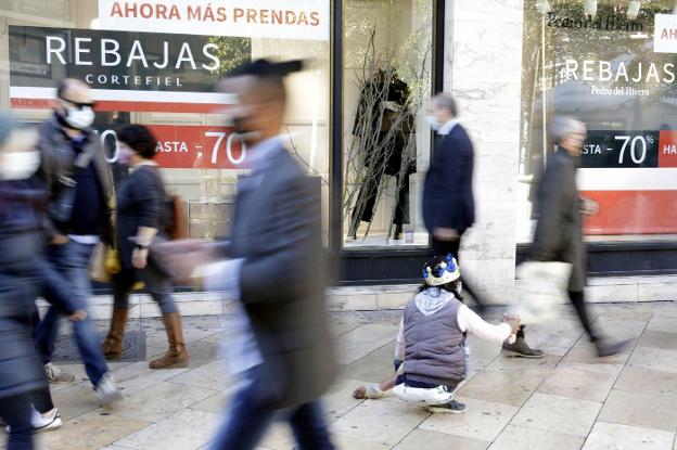 El adelanto del encierro nocturno y la reducción de aforo torpedea las rebajas