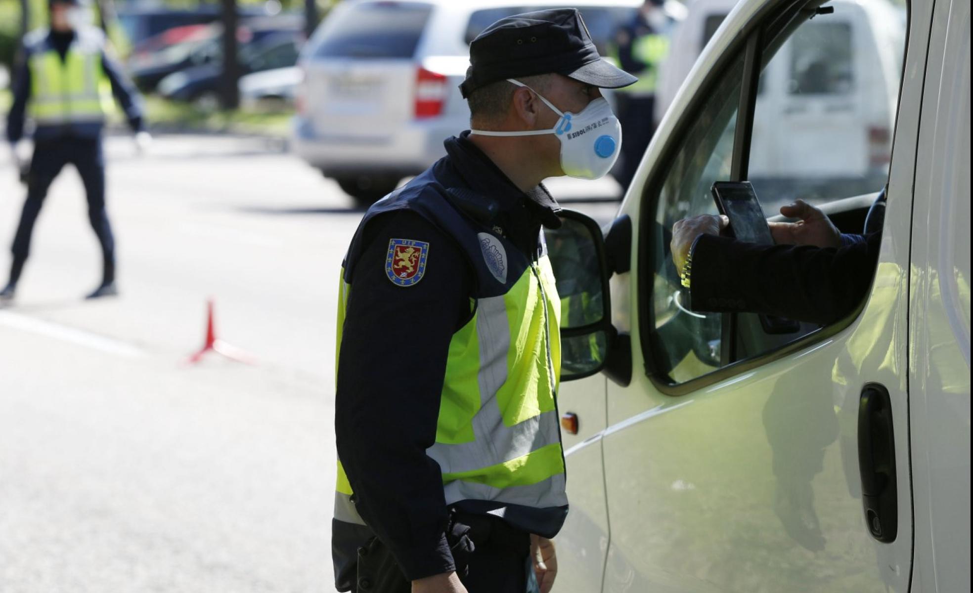 Un agente de Policía Nacional, en un control en una avenida de Valencia.