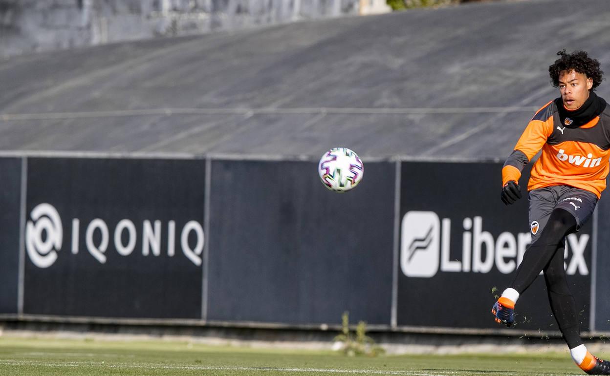 Koba golpea el balón en el entrenamiento de hoy en Paterna.