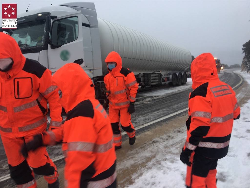 Los bomberos asisten a un camión de mercancías peligrosas bloqueado por el hielo y la nieve en el Coll d’Ares.