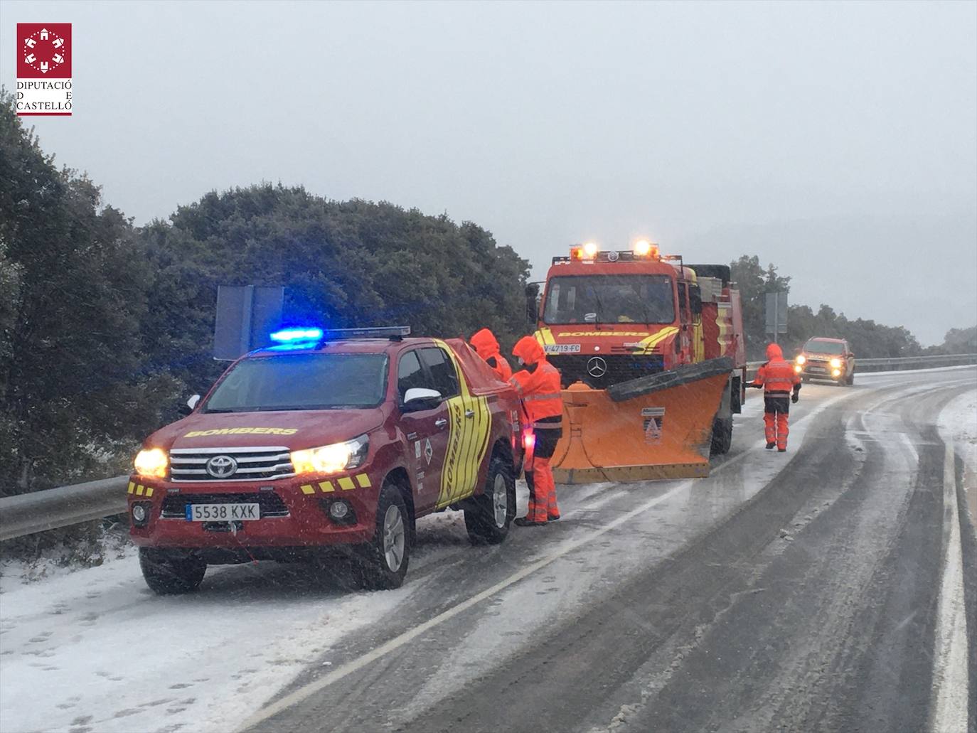 Los bomberos asisten a un camión de mercancías peligrosas bloqueado por el hielo y la nieve en el Coll d’Ares.