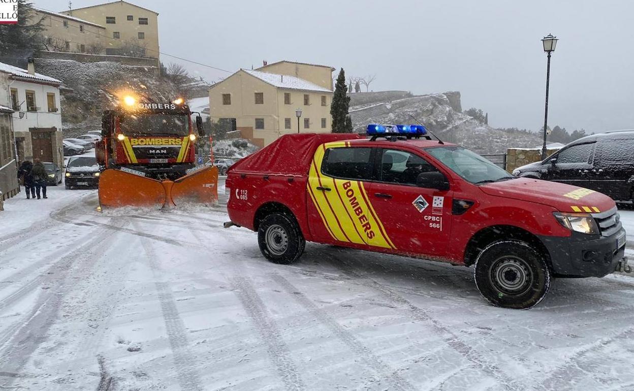 Los bomberos intervienen en la carretera de un municipio de Castellón tras la fuerte nevada.