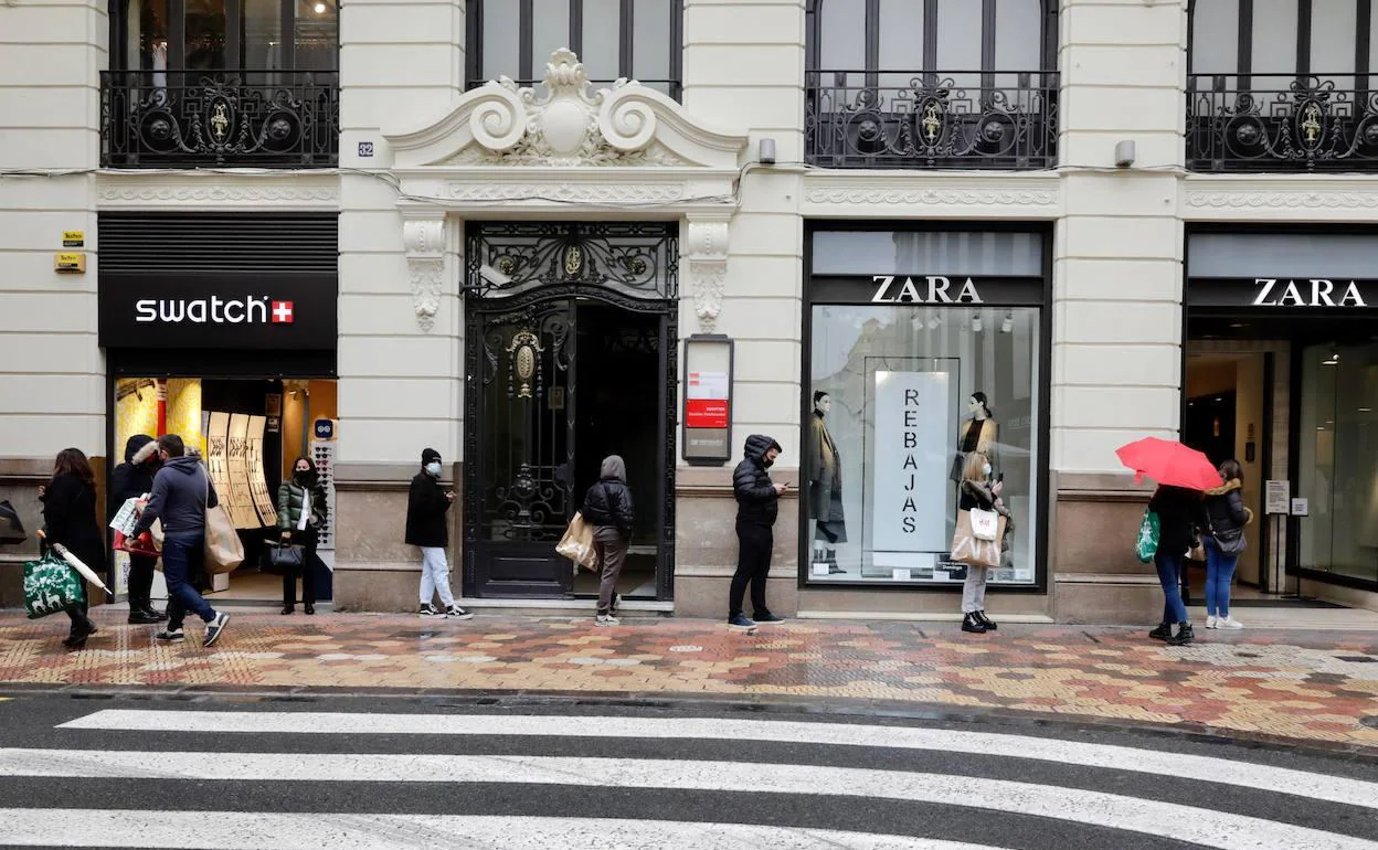 Cola de gente para acceder a una tienda de ropa en el centro de Valencia. 