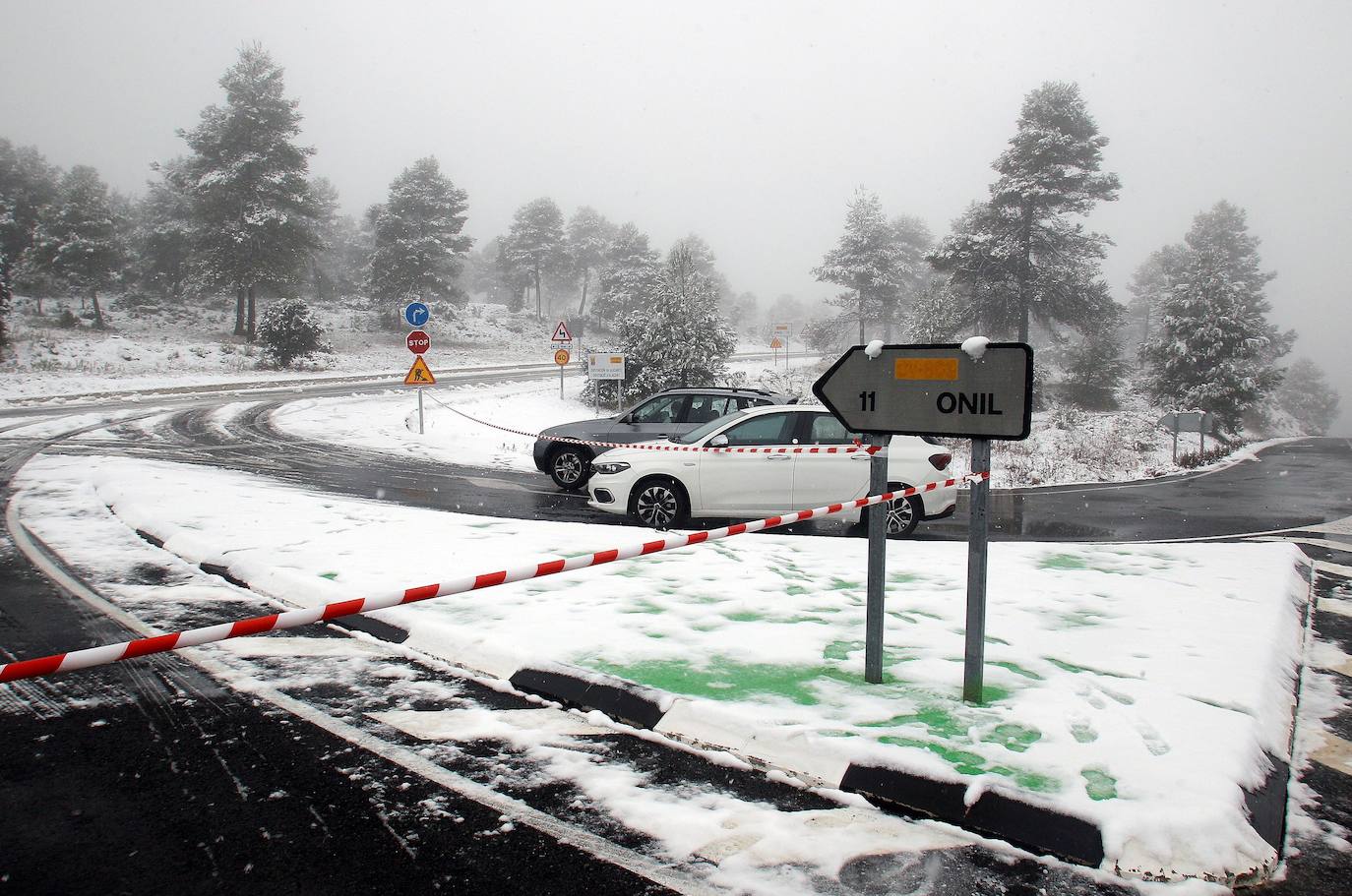 Banyeres de Mariola: El primer temporal del invierno entra en la Comunitat cubriendo de blanco buena parte del interior de las provincias de Castellón, Valencia y Alicante. Aemet ha aumentado el aviso naranja previsto ya que los acumulados podrían ser considerables, de hasta quince centímetros. La borrasca no abandonará el territorio regional hasta el próximo sábado.