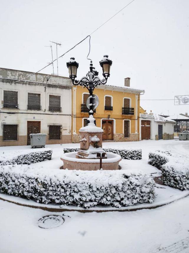 Camporrobles: El primer temporal del invierno entra en la Comunitat cubriendo de blanco buena parte del interior de las provincias de Castellón, Valencia y Alicante. Aemet ha aumentado el aviso naranja previsto ya que los acumulados podrían ser considerables, de hasta quince centímetros. La borrasca no abandonará el territorio regional hasta el próximo sábado.