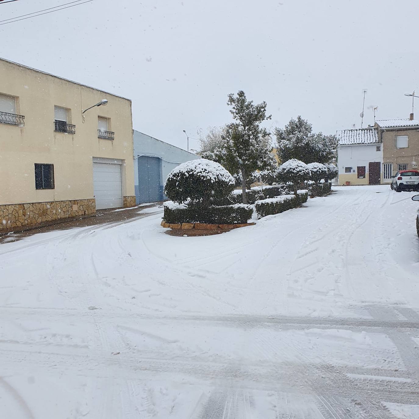 Fuenterrobles: El primer temporal del invierno entra en la Comunitat cubriendo de blanco buena parte del interior de las provincias de Castellón, Valencia y Alicante. Aemet ha aumentado el aviso naranja previsto ya que los acumulados podrían ser considerables, de hasta quince centímetros. La borrasca no abandonará el territorio regional hasta el próximo sábado.