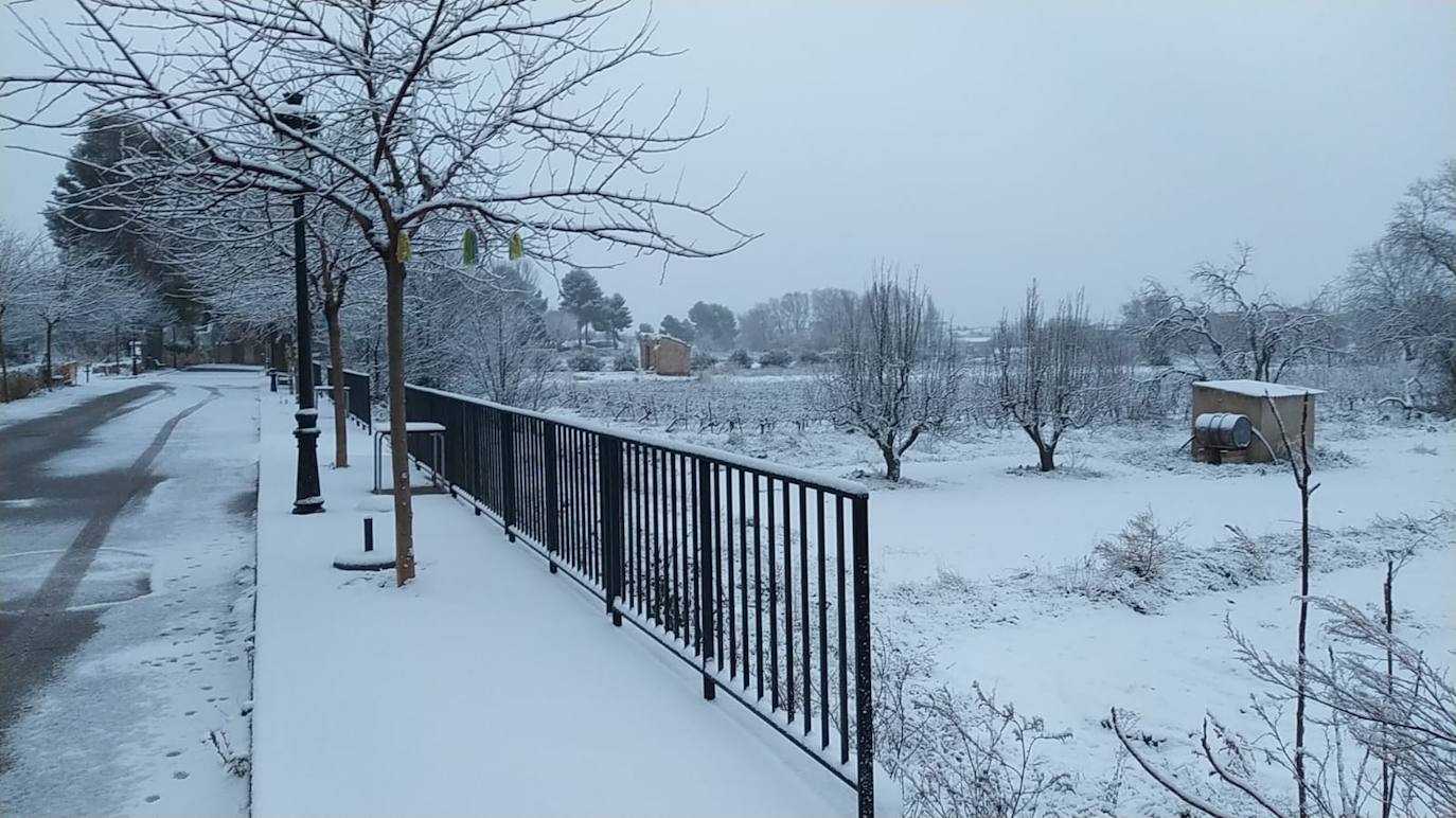 Fuenterrobles: El primer temporal del invierno entra en la Comunitat cubriendo de blanco buena parte del interior de las provincias de Castellón, Valencia y Alicante. Aemet ha aumentado el aviso naranja previsto ya que los acumulados podrían ser considerables, de hasta quince centímetros. La borrasca no abandonará el territorio regional hasta el próximo sábado.