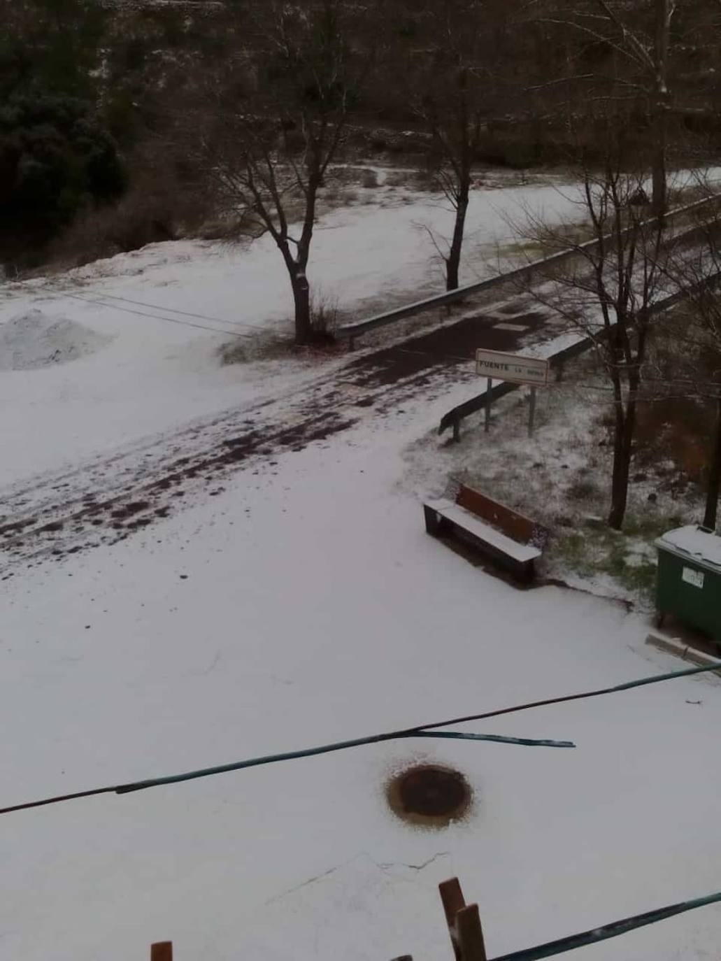 Fuente la Reina: El primer temporal del invierno entra en la Comunitat cubriendo de blanco buena parte del interior de las provincias de Castellón, Valencia y Alicante. Aemet ha aumentado el aviso naranja previsto ya que los acumulados podrían ser considerables, de hasta quince centímetros. La borrasca no abandonará el territorio regional hasta el próximo sábado.