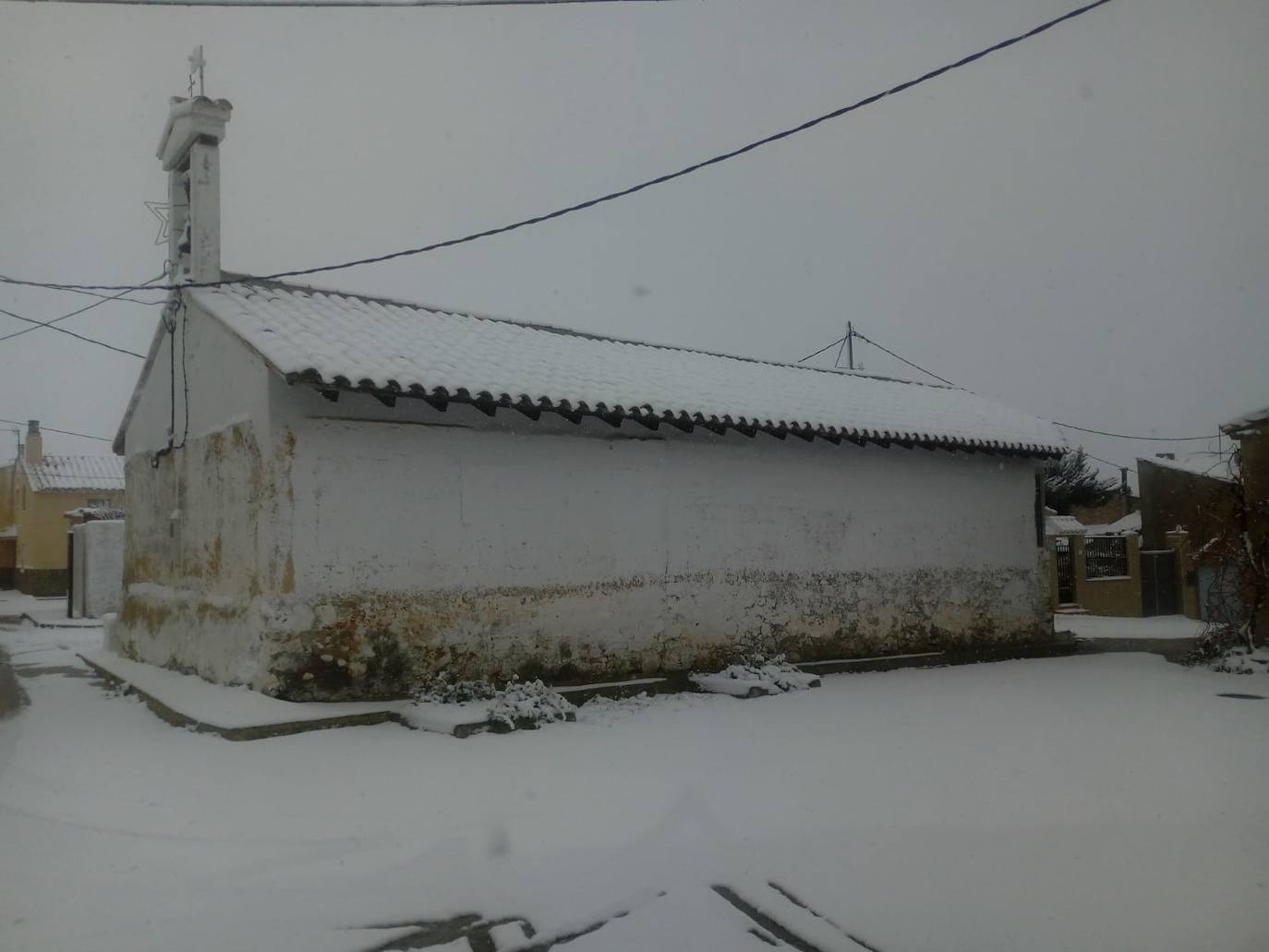 La Loberuela (Camporrobles): El primer temporal del invierno entra en la Comunitat cubriendo de blanco buena parte del interior de las provincias de Castellón, Valencia y Alicante. Aemet ha aumentado el aviso naranja previsto ya que los acumulados podrían ser considerables, de hasta quince centímetros. La borrasca no abandonará el territorio regional hasta el próximo sábado.