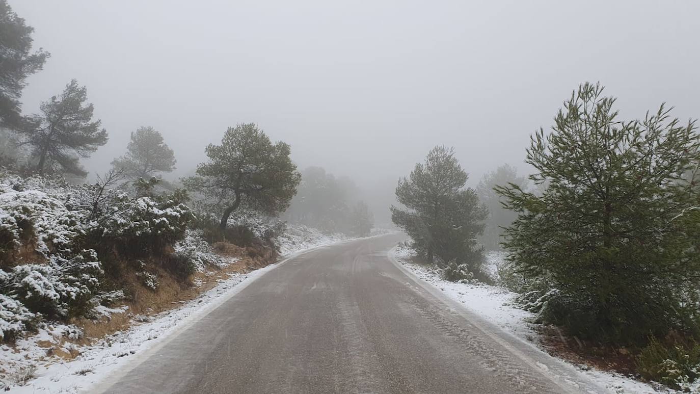 MOIXENT-NAVALÓN: El primer temporal del invierno entra en la Comunitat cubriendo de blanco buena parte del interior de las provincias de Castellón, Valencia y Alicante. Aemet ha aumentado el aviso naranja previsto ya que los acumulados podrían ser considerables, de hasta quince centímetros. La borrasca no abandonará el territorio regional hasta el próximo sábado.