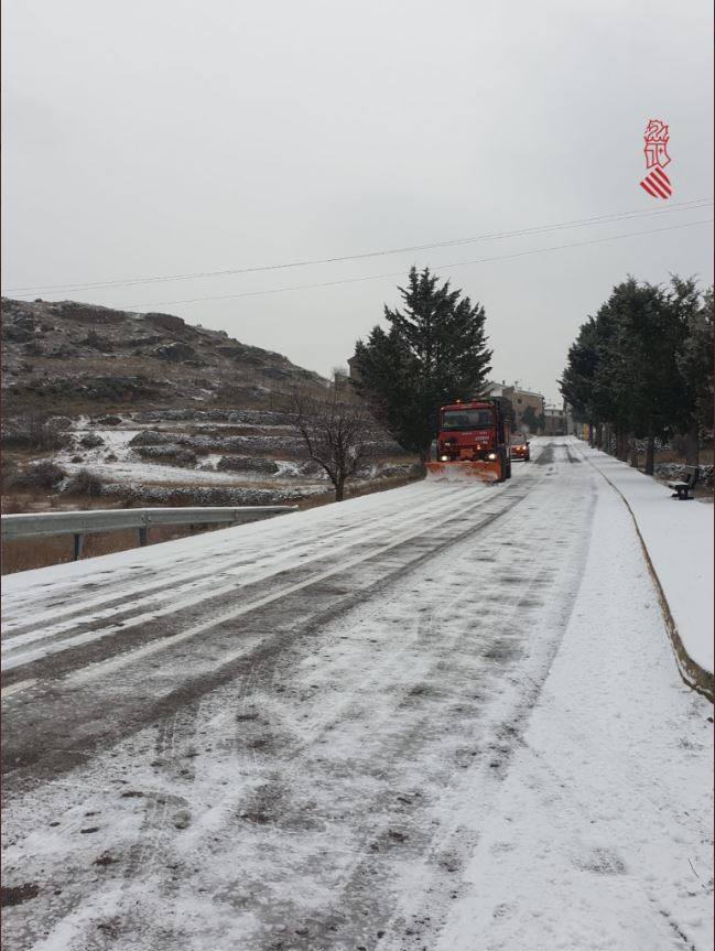 Nieve en Toràs (Castellón): El primer temporal del invierno entra en la Comunitat cubriendo de blanco buena parte del interior de las provincias de Castellón, Valencia y Alicante. Aemet ha aumentado el aviso naranja previsto ya que los acumulados podrían ser considerables, de hasta quince centímetros. La borrasca no abandonará el territorio regional hasta el próximo sábado.