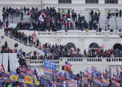 Imagen secundaria 1 - Diferentes momentos de la mañana del 6 de enero, en la que cientos de manifestantes pro-Trump intenta acceder al Capitolio.