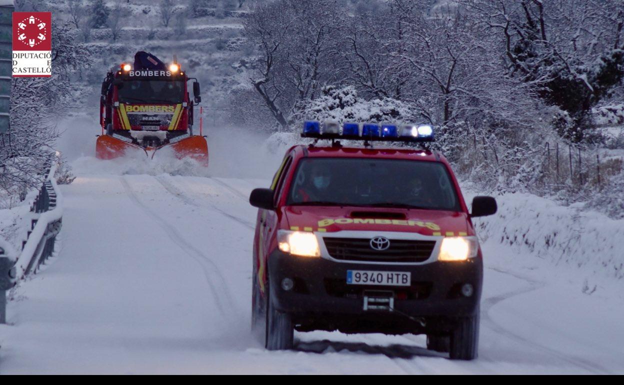 Bomberos de Castellón acompañando a un quitanieves. 