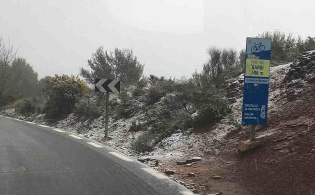 La subida de vehículos para ver la nieve en el Garbí provoca el cierre de la carretera