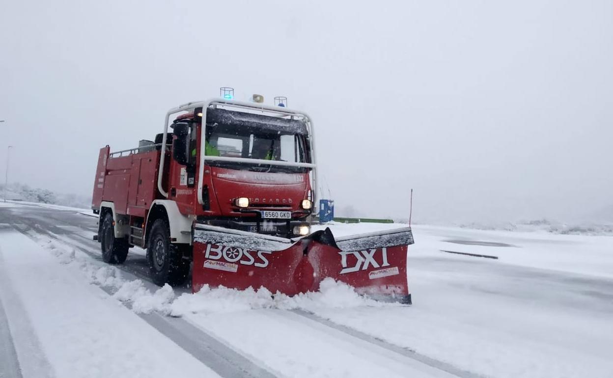 Un quitanieves despeja la calzada de nieve en el Rincón de Ademuz este jueves.