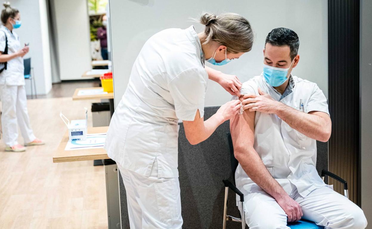 Vacunación en Valencia | Sanidad se compromete a vacunar a los médicos de la privada