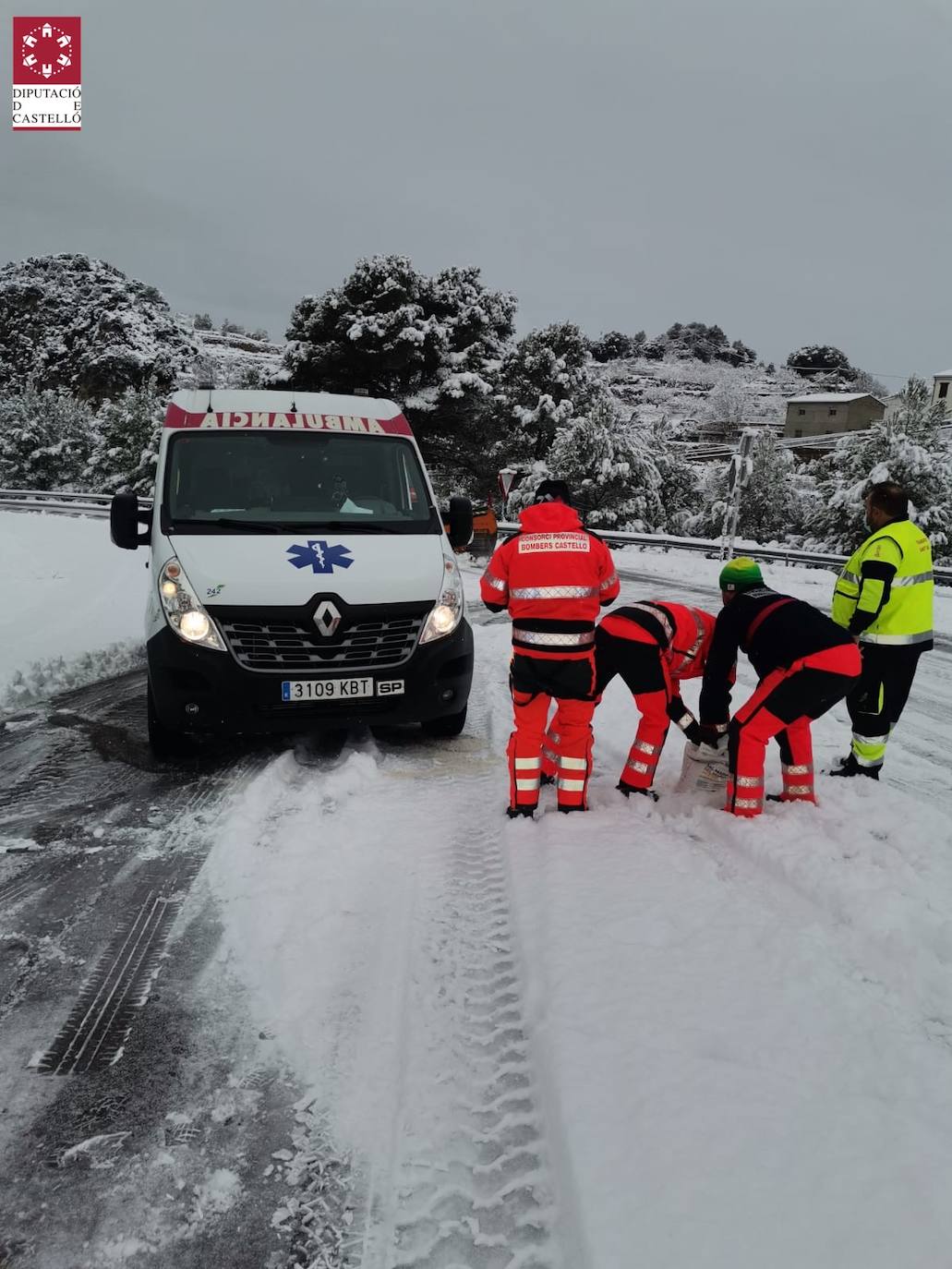 Los bomberos intervienen en la zona de Cinctorres, Castellfort y Portell de Morella por la abundante nieve.