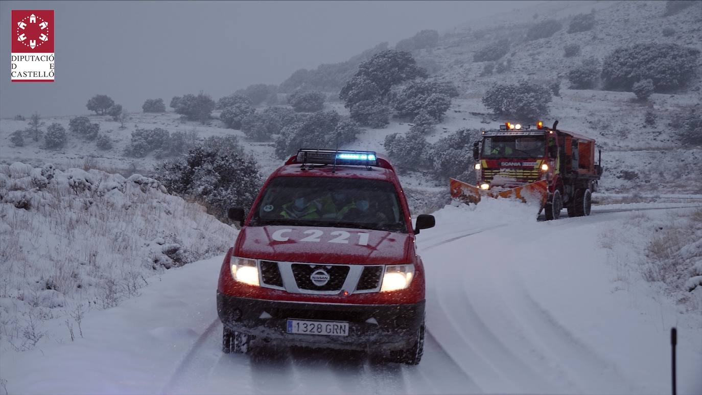 Los bomberos intervienen en la zona de Cinctorres, Castellfort y Portell de Morella por la abundante nieve.