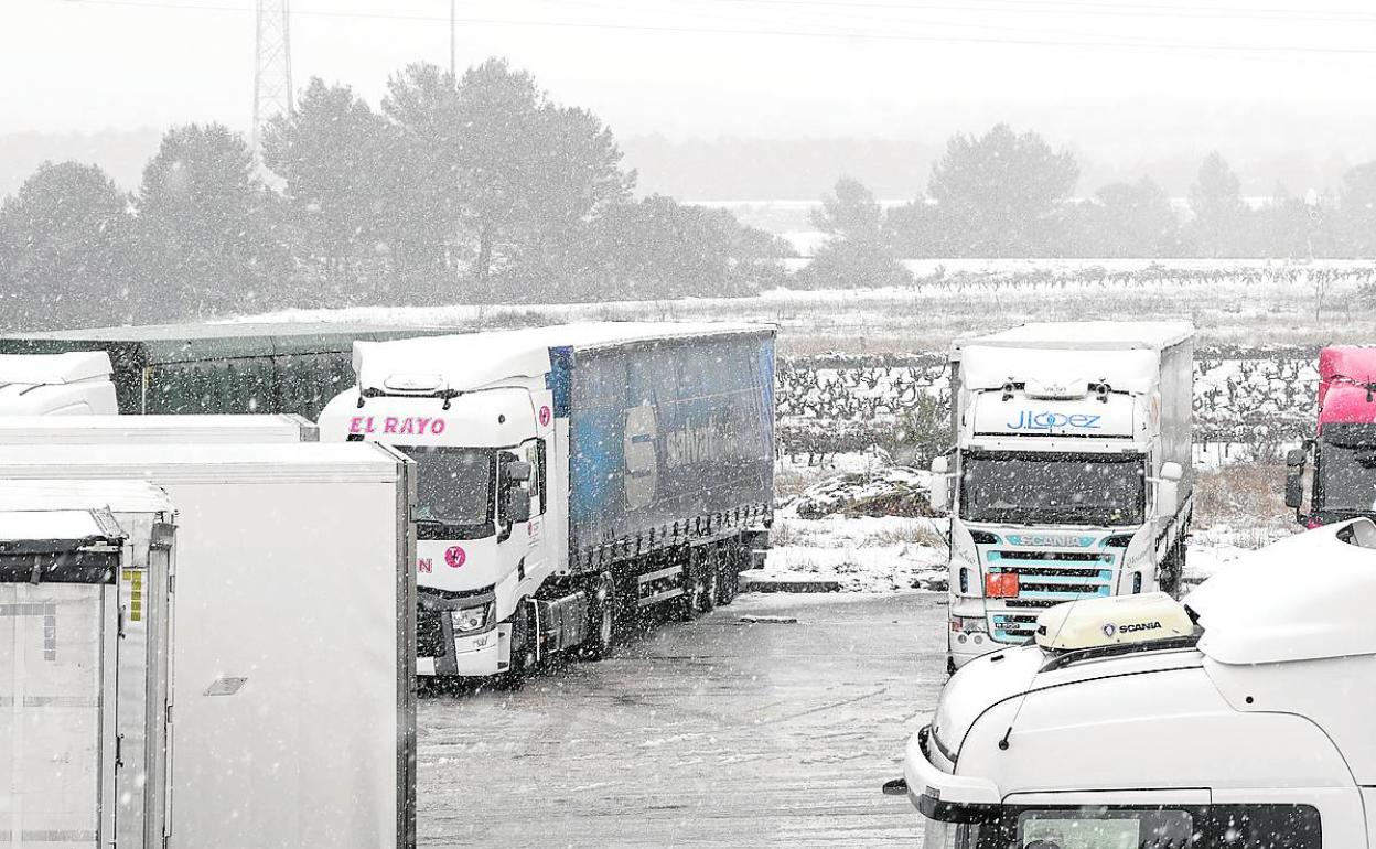 Camiones aparcados en el área de servicio de Rebollar, en la A3. 