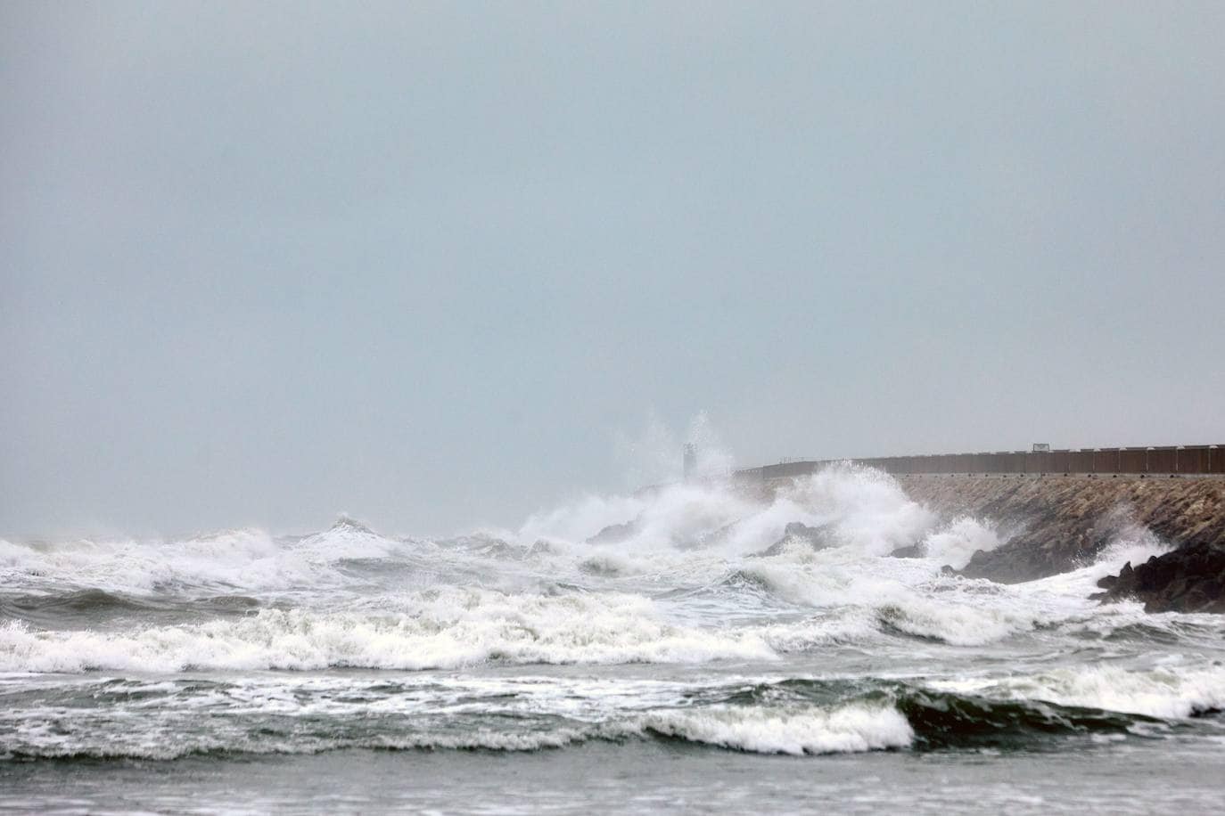 El temporal ha obligado a cerrar el puerto de Gandia