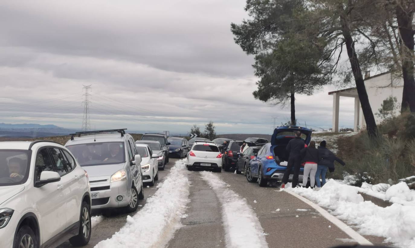 Fotos: Miles de conductores desoyen los avisos y colapsan carreteras valencianas por ver la nieve