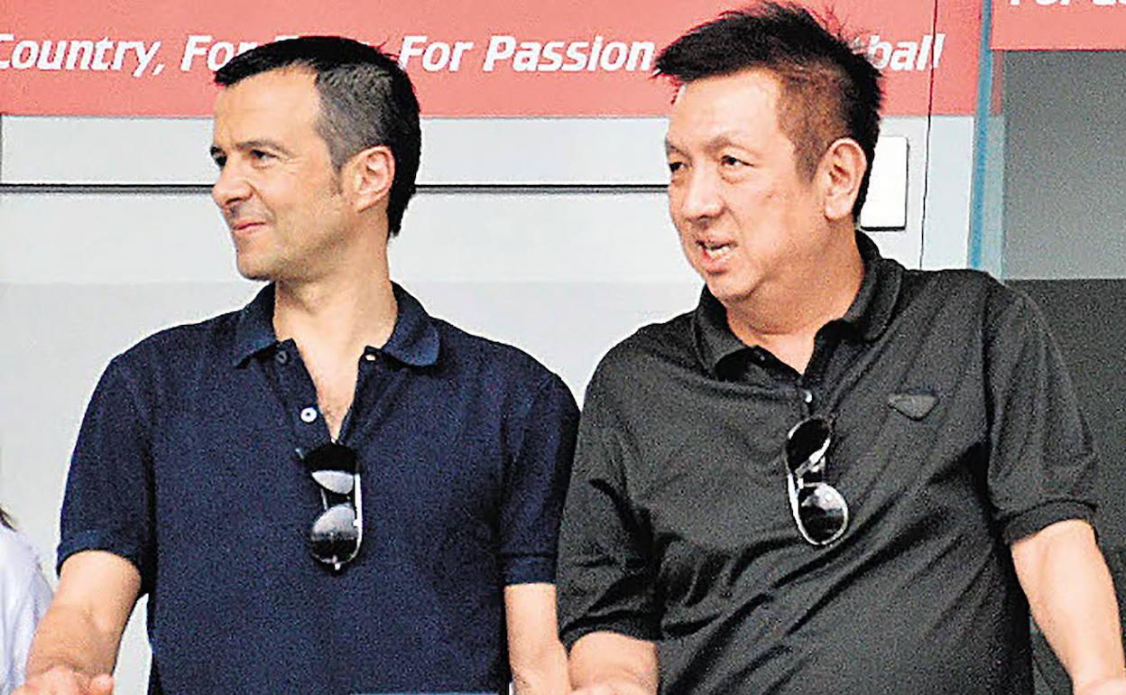 Jorge Mendes y Peter Lim, durante el Gran Premio de Singapur.