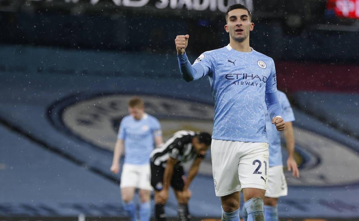 Ferran Torres celebra el segundo gol del City en un partido de la Premier ante el Newcastle. 