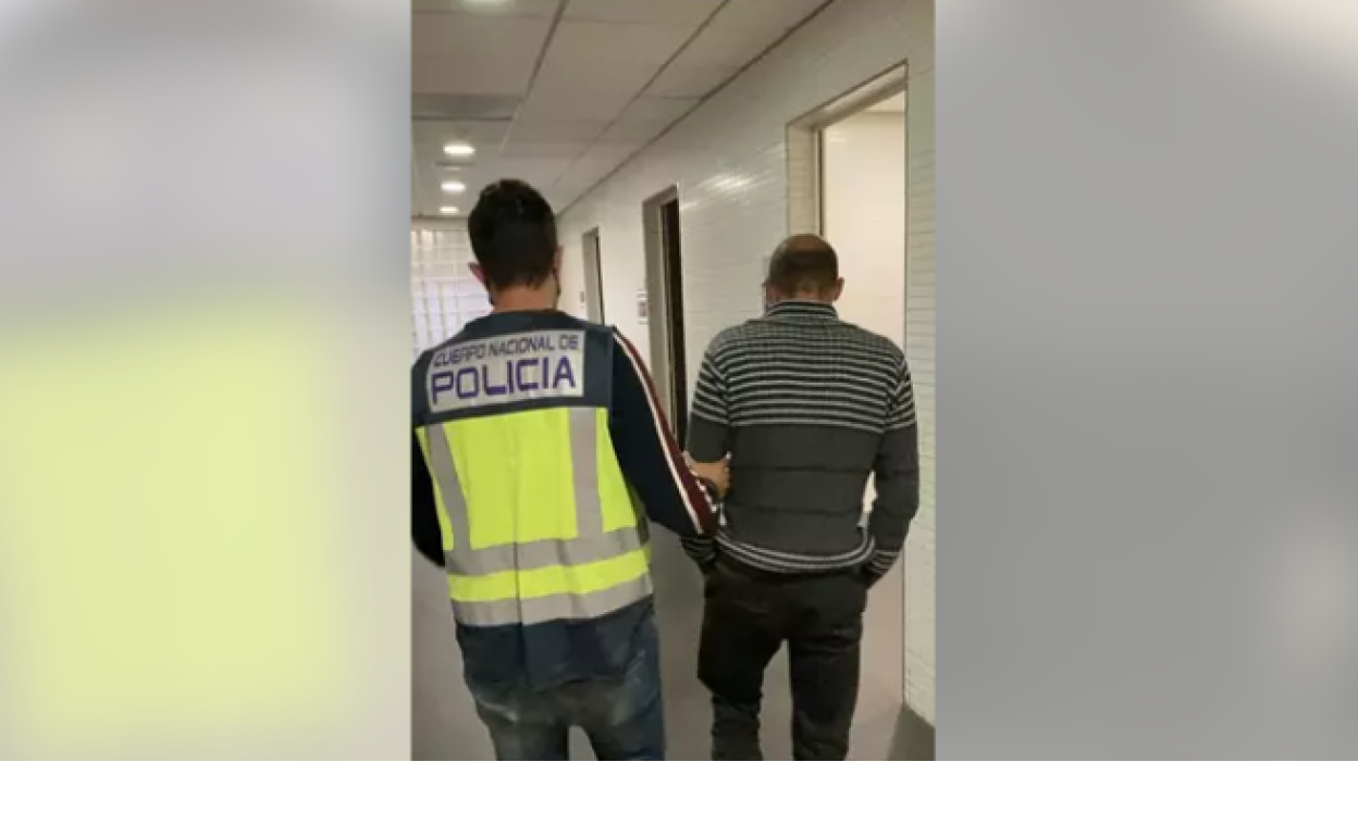 Un agente conduce al detenido a las dependencias policiales. 