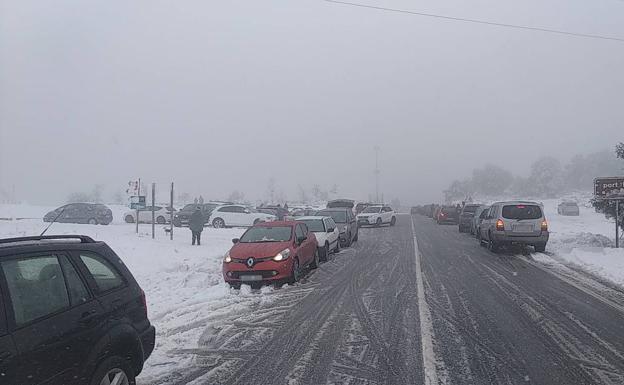 33 carreteras cortadas, tres vuelos cancelados y sin 12 trenes AVE