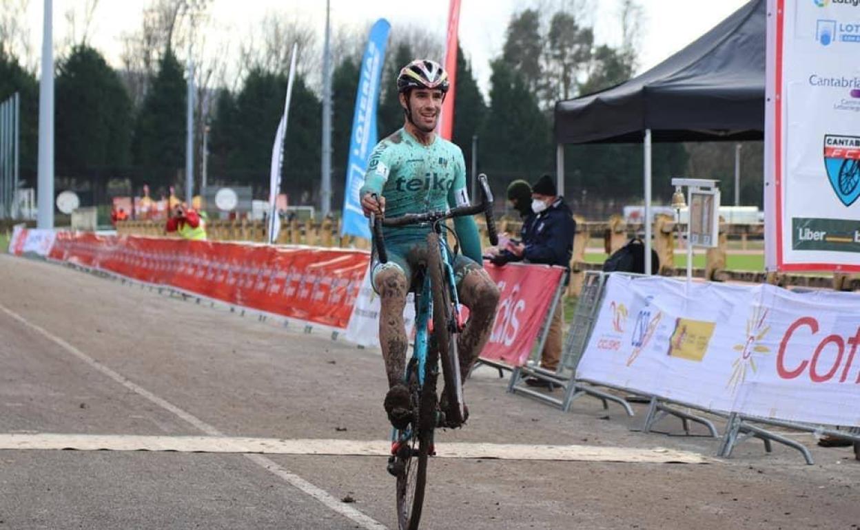 Orts hace su ya habitual caballito para celebrar su victoria en el Campeonato de España. 