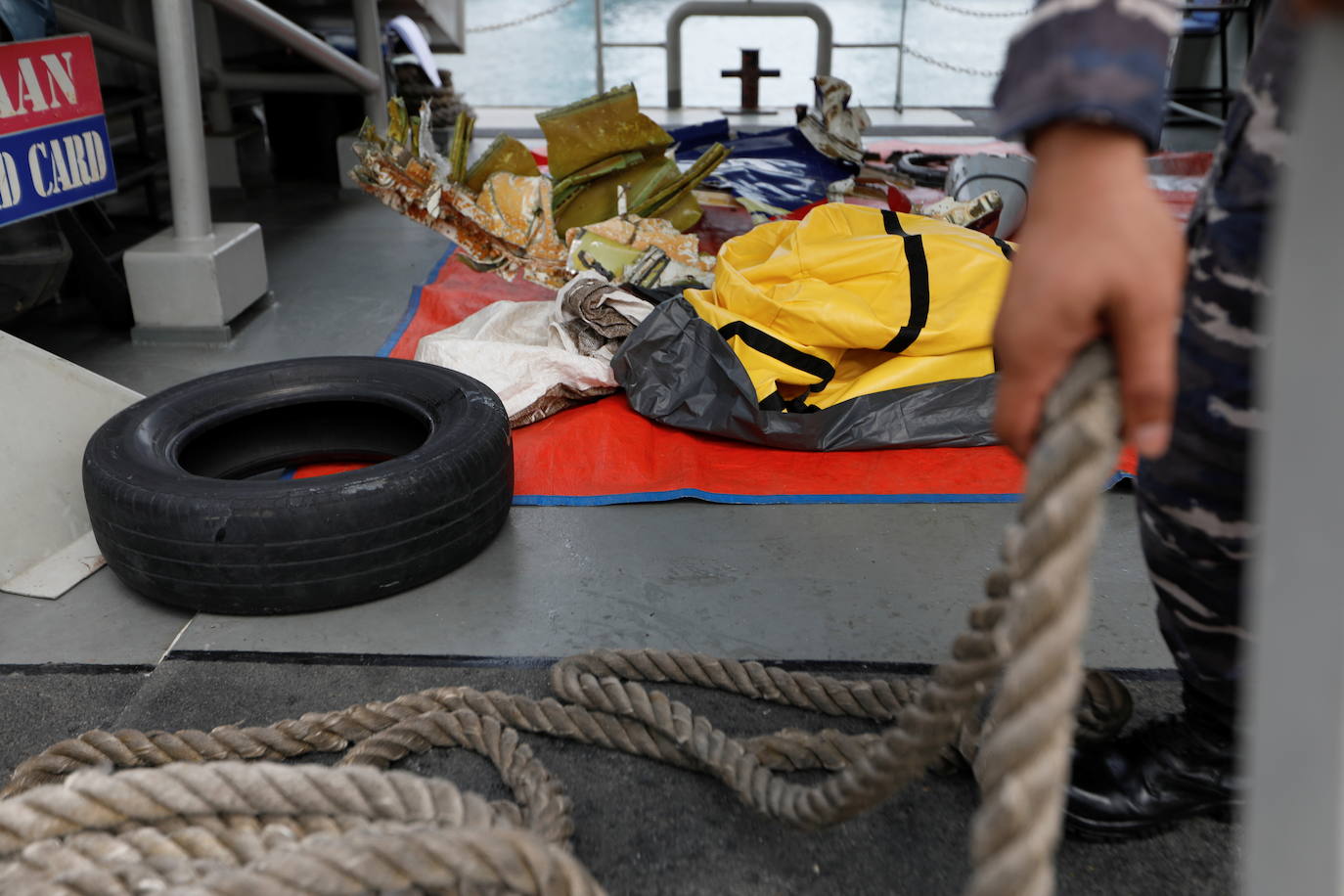 Partes de cuerpos, fragmentos y un pantaloncito rosa fueron hallados este domingo en la costa de la capital de Indonesia, Yakarta, donde un Boeing que realizaba un vuelo doméstico con 62 personas a bordo se estrelló en el mar. 