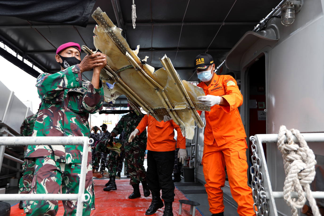 Partes de cuerpos, fragmentos y un pantaloncito rosa fueron hallados este domingo en la costa de la capital de Indonesia, Yakarta, donde un Boeing que realizaba un vuelo doméstico con 62 personas a bordo se estrelló en el mar. 