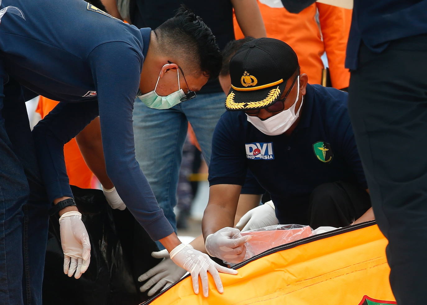 Partes de cuerpos, fragmentos y un pantaloncito rosa fueron hallados este domingo en la costa de la capital de Indonesia, Yakarta, donde un Boeing que realizaba un vuelo doméstico con 62 personas a bordo se estrelló en el mar. 